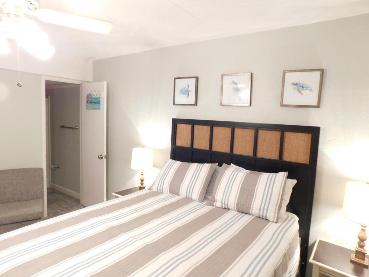 Budget Friendly Condo Perfect For A Romantic Getaway Within Walking Distance To The Beach! ガルフ・ショアーズ エクステリア 写真