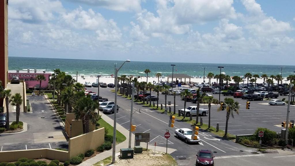 Budget Friendly Condo Perfect For A Romantic Getaway Within Walking Distance To The Beach! ガルフ・ショアーズ エクステリア 写真