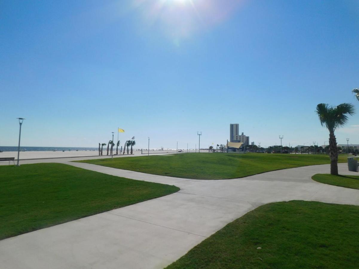 Budget Friendly Condo Perfect For A Romantic Getaway Within Walking Distance To The Beach! ガルフ・ショアーズ エクステリア 写真