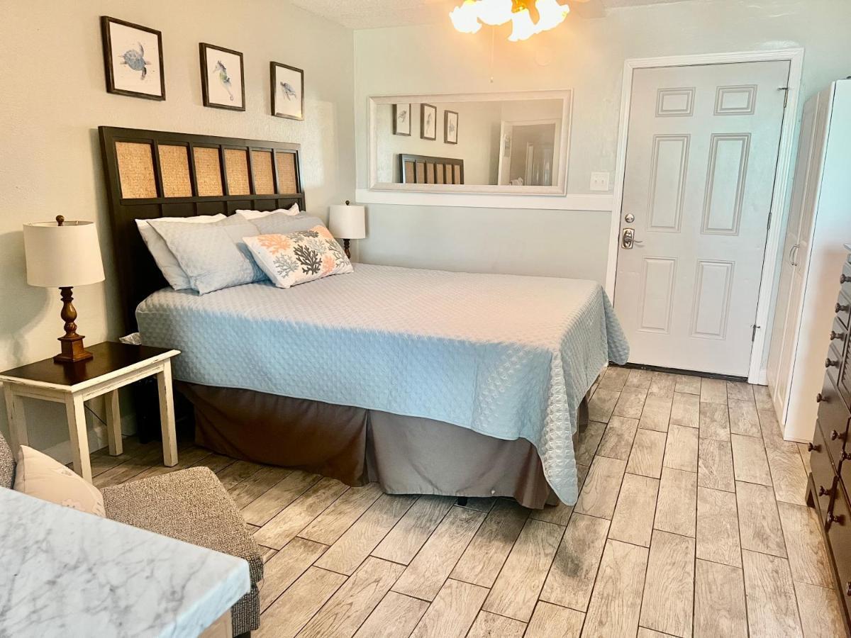 Budget Friendly Condo Perfect For A Romantic Getaway Within Walking Distance To The Beach! ガルフ・ショアーズ エクステリア 写真