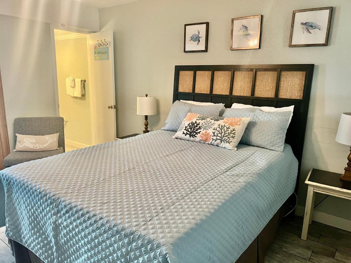 Budget Friendly Condo Perfect For A Romantic Getaway Within Walking Distance To The Beach! ガルフ・ショアーズ エクステリア 写真