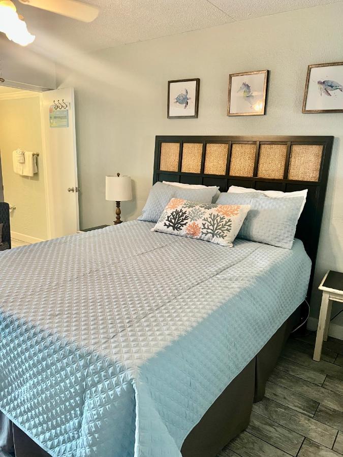Budget Friendly Condo Perfect For A Romantic Getaway Within Walking Distance To The Beach! ガルフ・ショアーズ エクステリア 写真