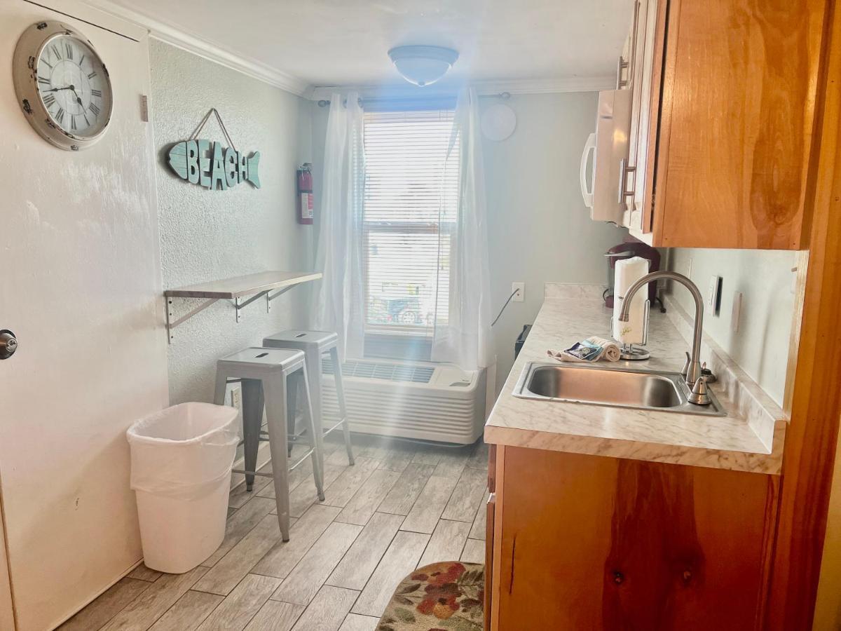 Budget Friendly Condo Perfect For A Romantic Getaway Within Walking Distance To The Beach! ガルフ・ショアーズ エクステリア 写真